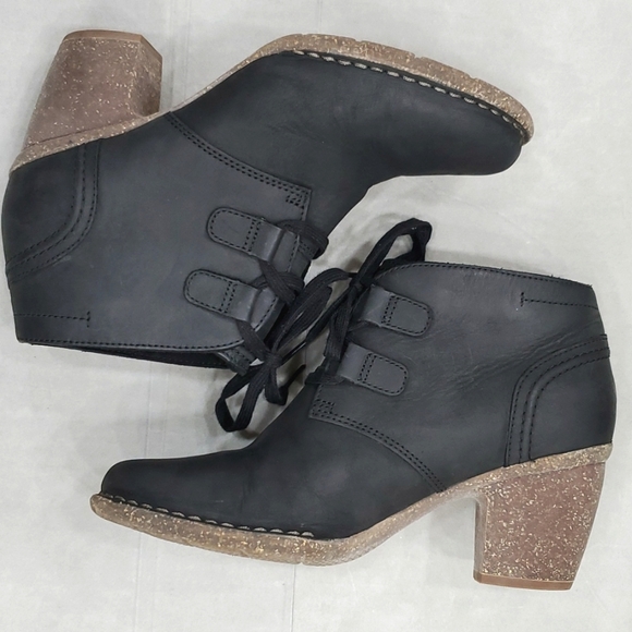 Clarks Unstructured Carleta Lyon booties women's 9.5 black oily leather gum sole - Picture 7 of 12